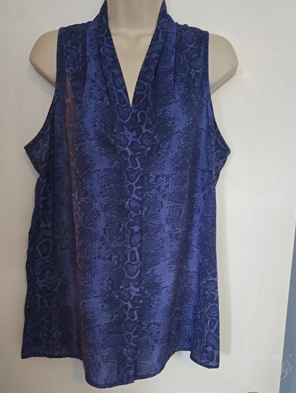 Violet & Claire Blue Snake-Print Sleeveless Top Large